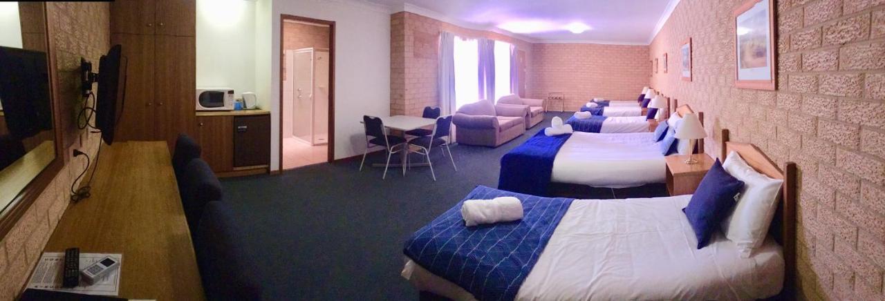 קווארה Golden Chain Aalana Motor Inn מראה חיצוני תמונה